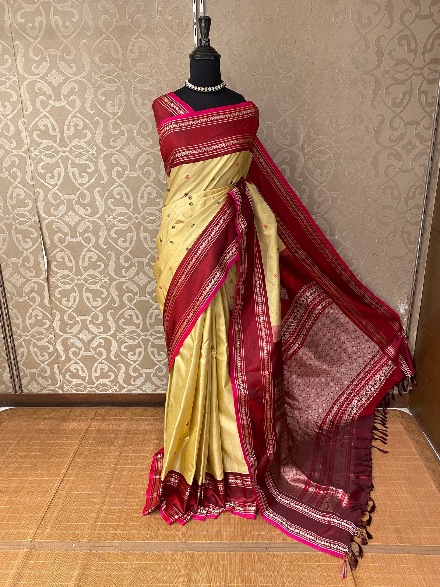 Cream Gadwal Silk Sarees With Unstiched Blouse