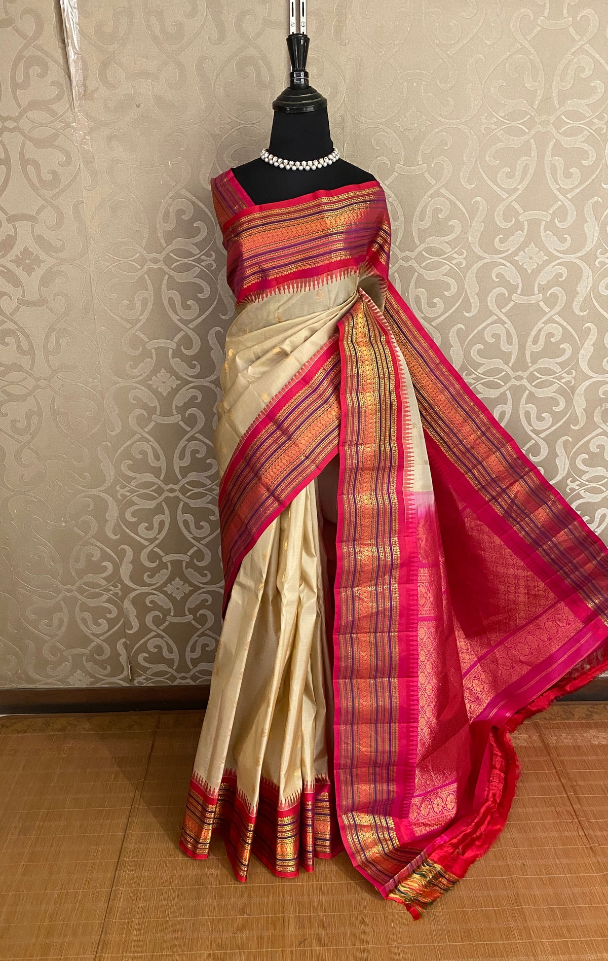 Off-White Gadwal Silk Sarees With Unstiched Blouse