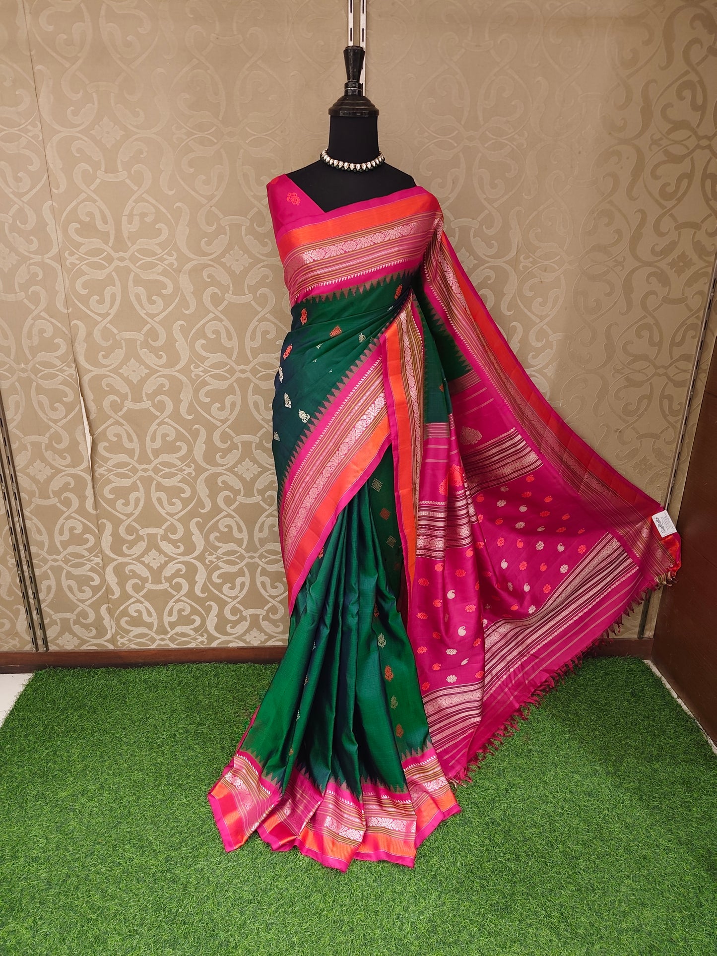 Bottle Green Gadwal Silk Sarees With Unstiched Blouse