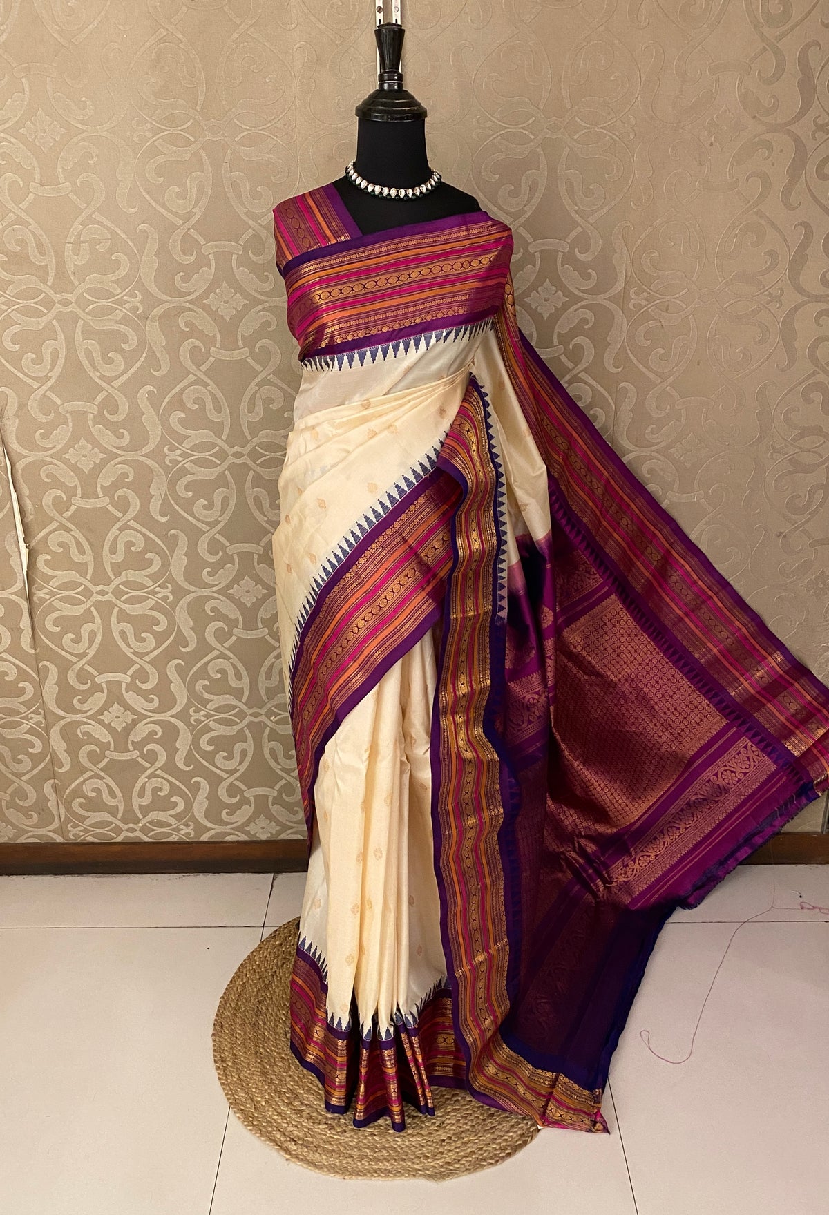 Off-White Gadwal Silk Sarees With Unstiched Blouse