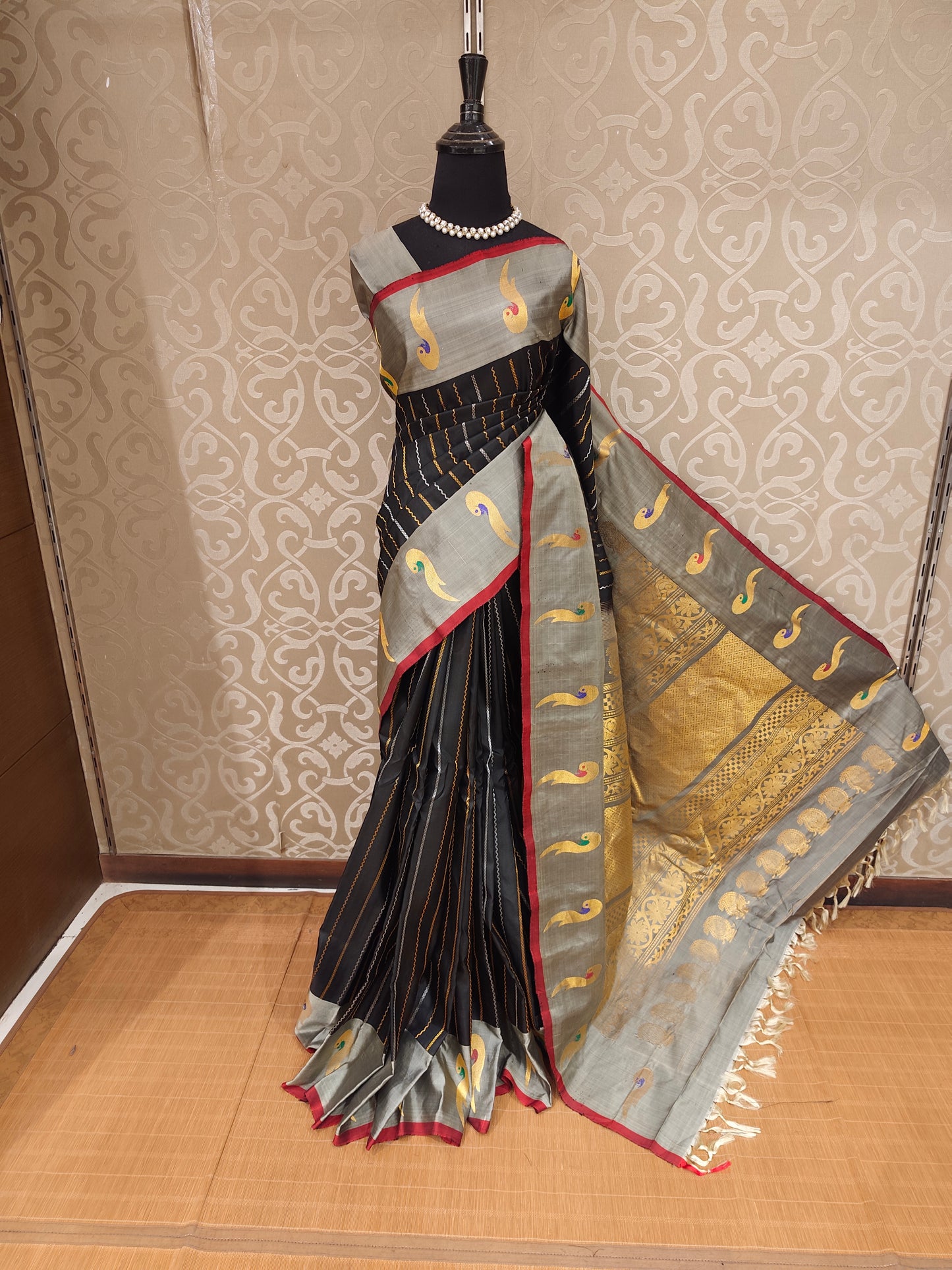 Black Gadwal Silk Sarees With Unstiched Blouse