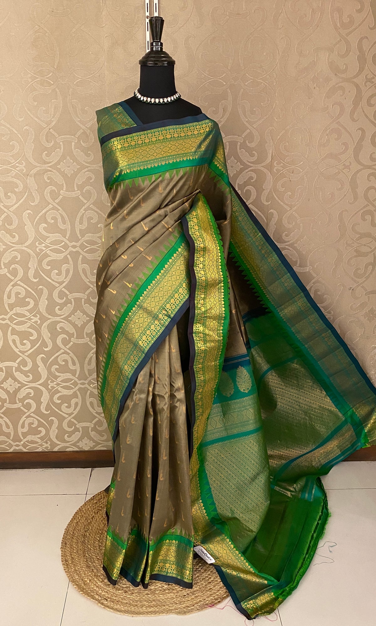 Dusty Grey Gadwal Silk Sarees With Unstiched Blouse