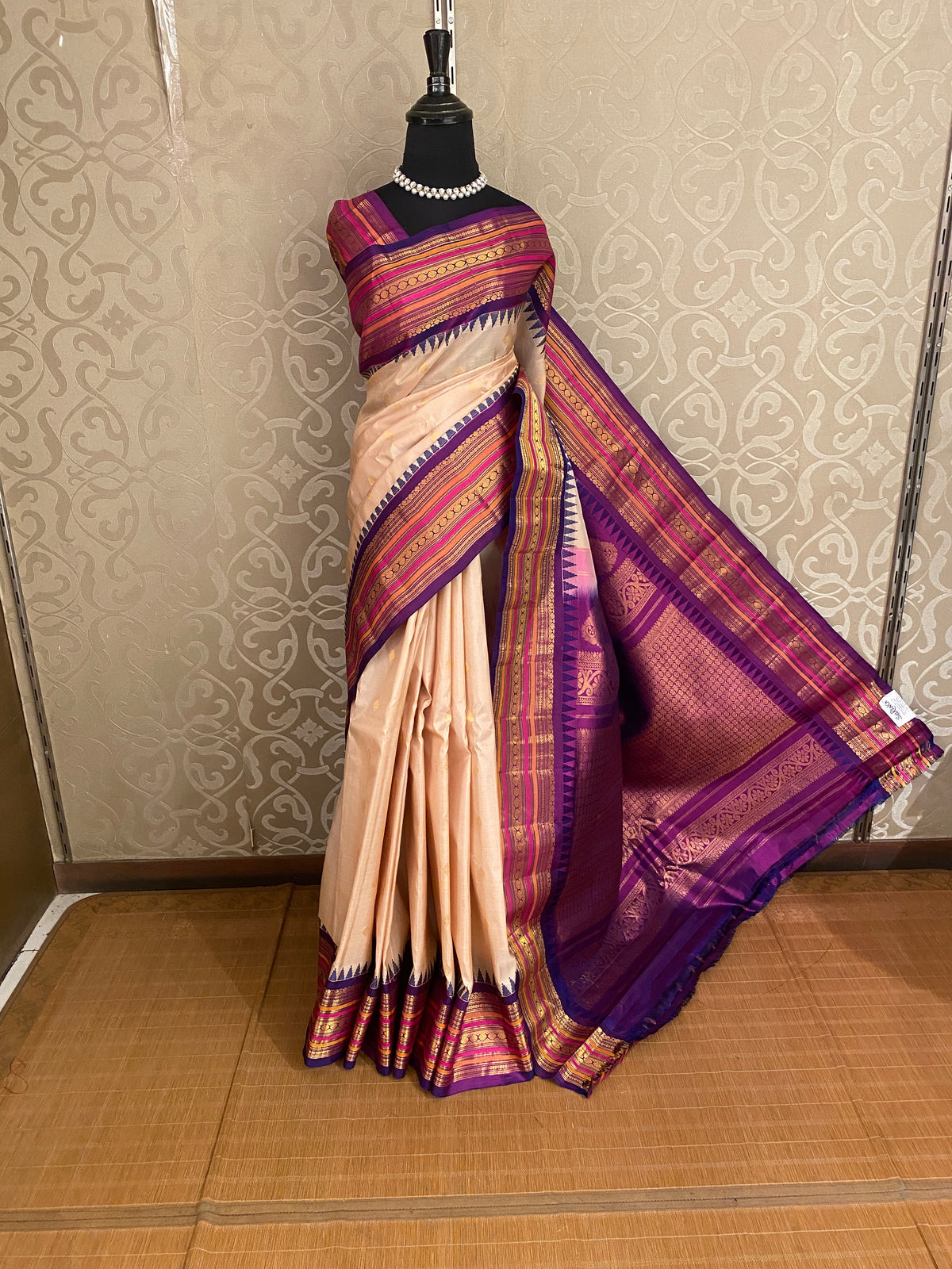 Off-White Gadwal Silk Sarees With Unstiched Blouse