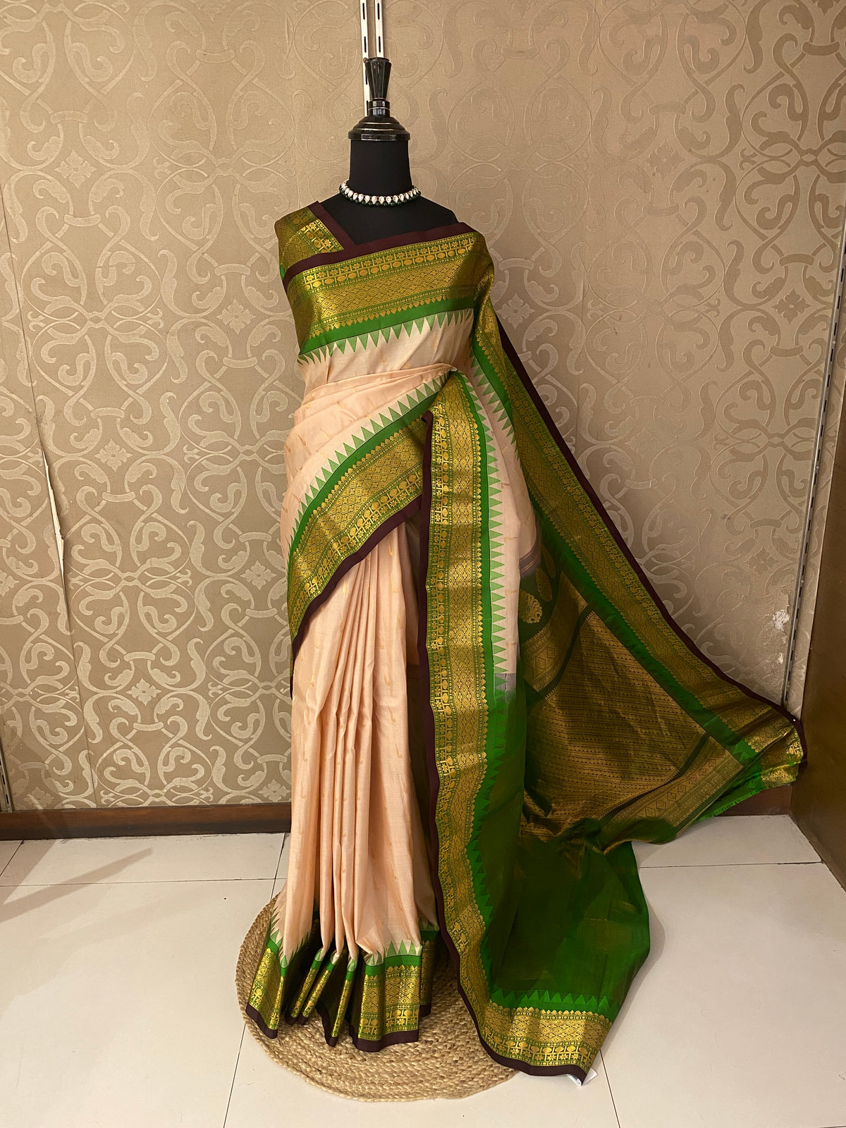 Off-White Gadwal Silk Sarees With Unstiched Blouse