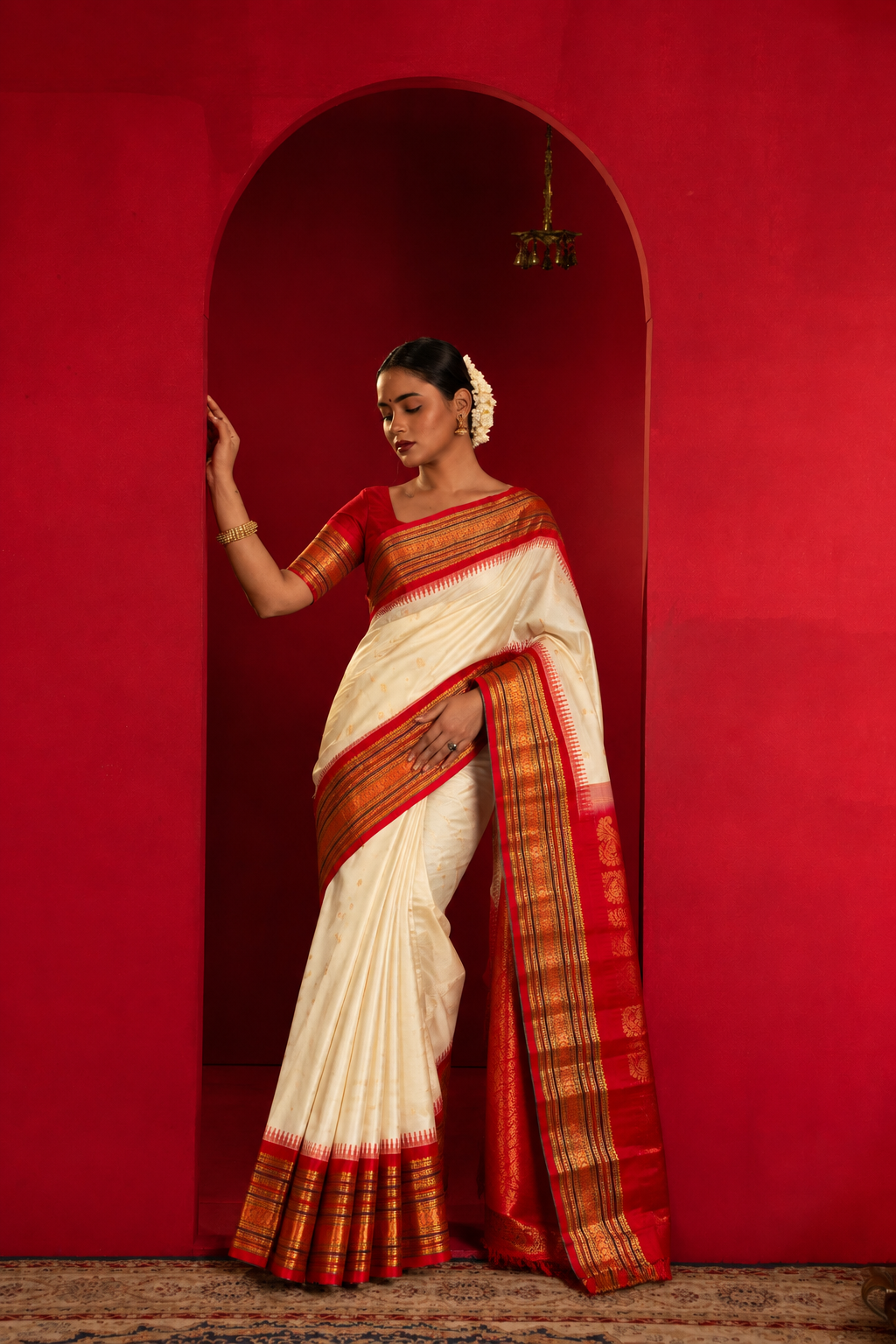 Off-White Gadwal Silk Sarees With Unstiched Blouse