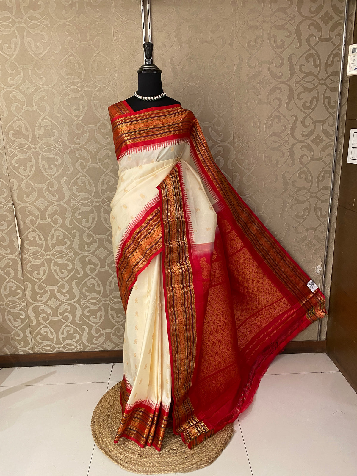 Off-White Gadwal Silk Sarees With Unstiched Blouse