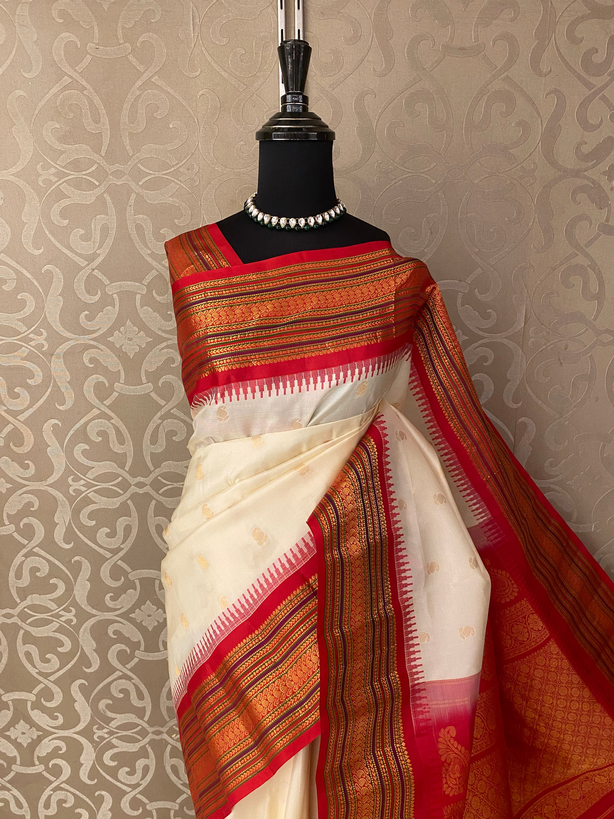Off-White Gadwal Silk Sarees With Unstiched Blouse