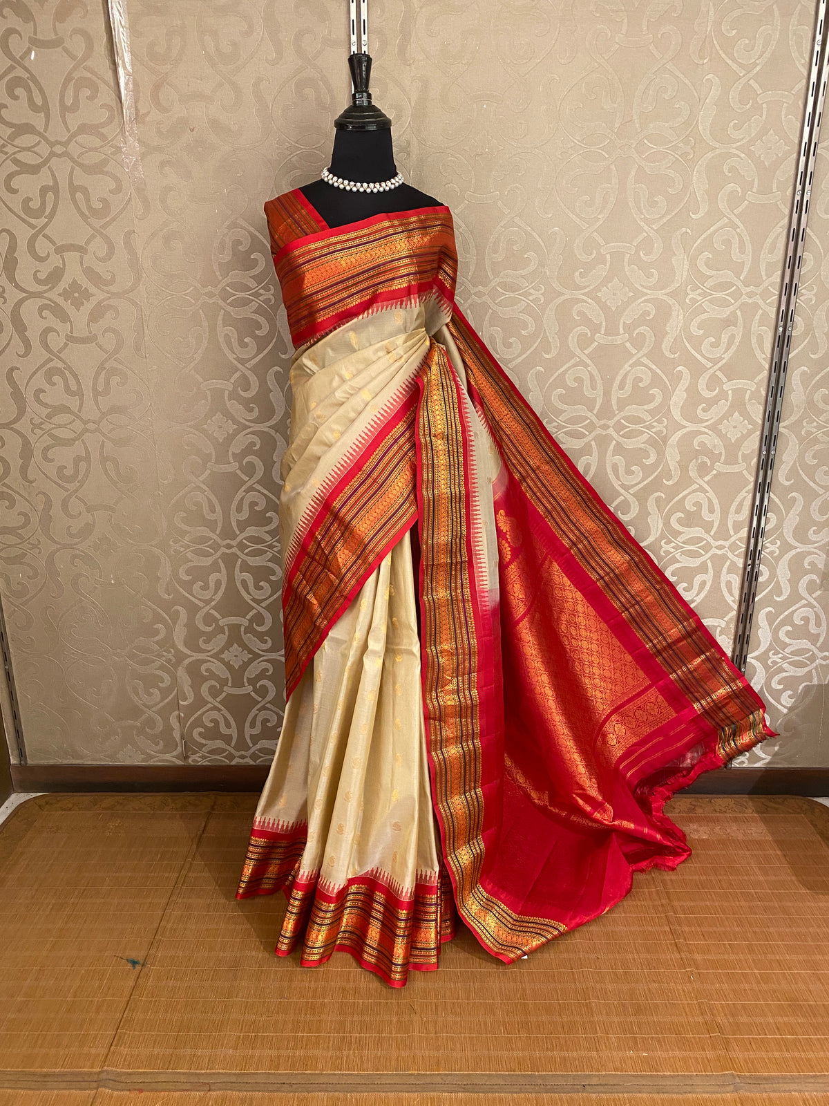 Off-White Gadwal Silk Sarees With Unstiched Blouse