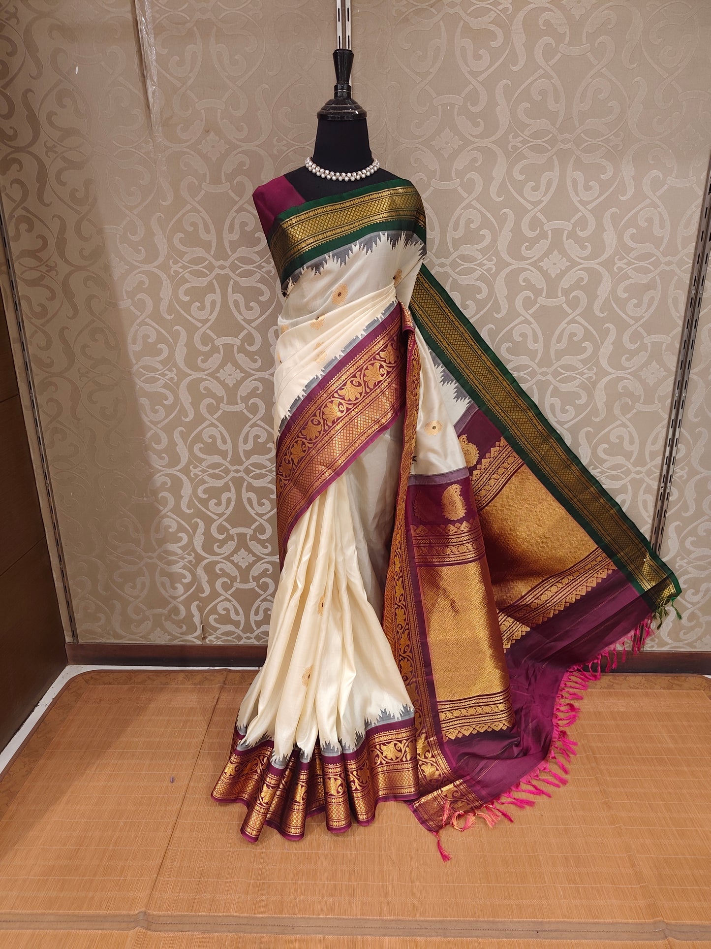 Off-White Gadwal Silk Sarees With Unstiched Blouse
