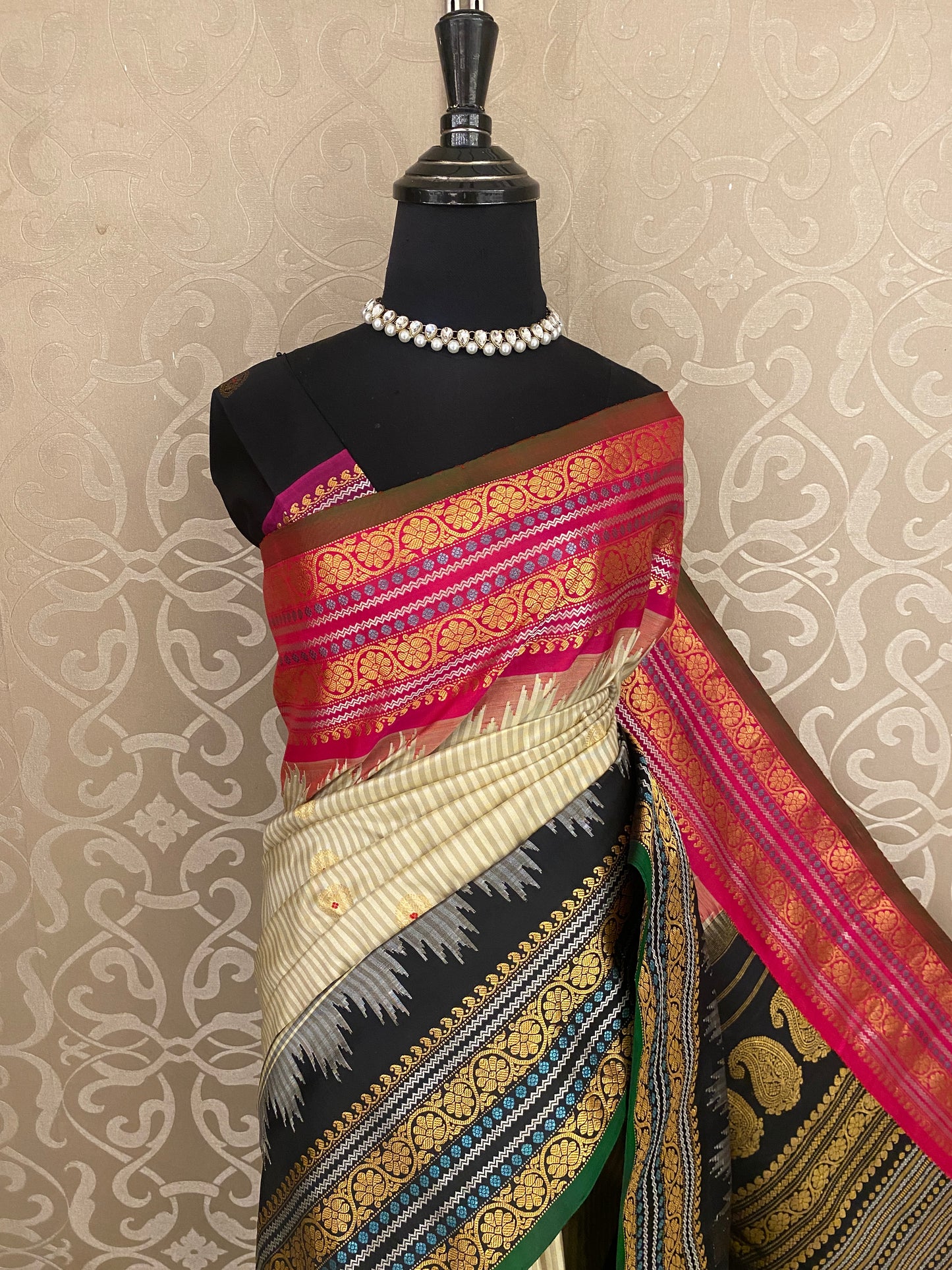 Off-White Gadwal Silk Sarees With Unstiched Blouse