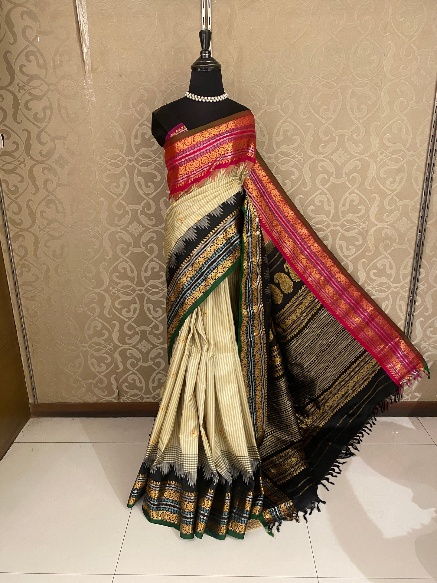 Off-White Gadwal Silk Sarees With Unstiched Blouse