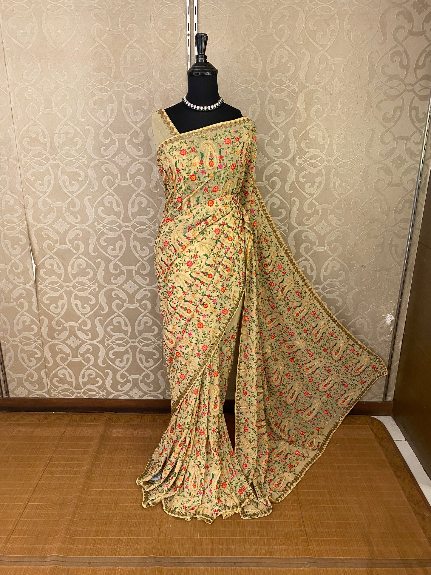 Off-White Georgette Saree With Kashmiri Embroidery Work, With Unstiched Blouse