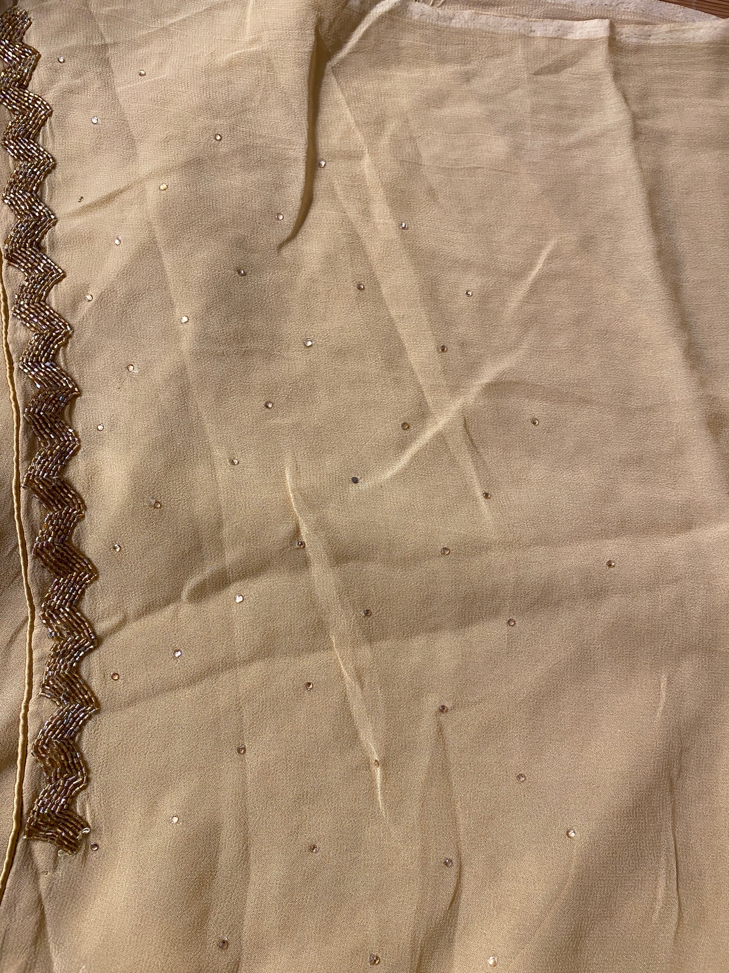 Off-White Georgette Saree With Kashmiri Embroidery Work, With Unstiched Blouse