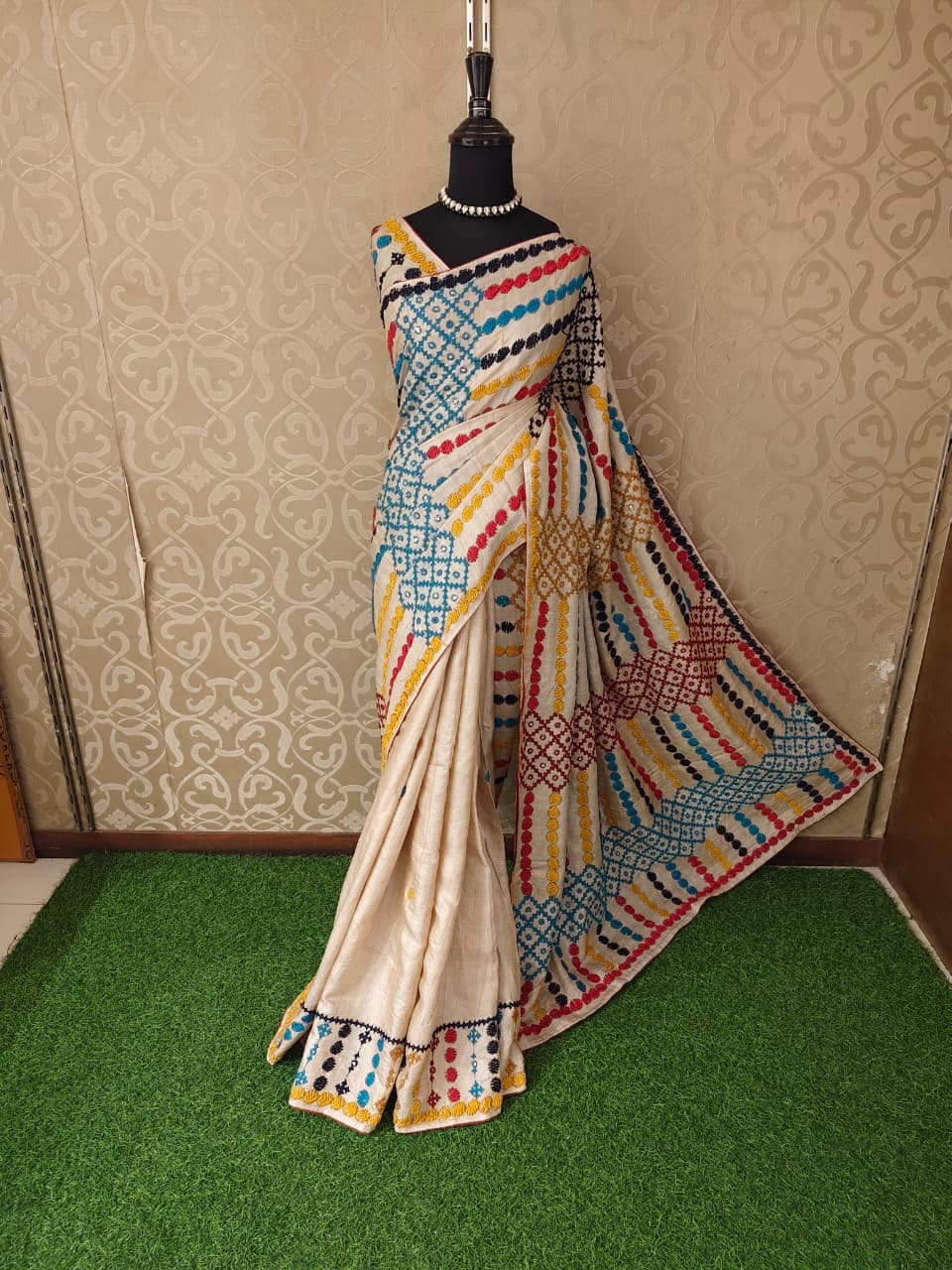 Off-White Tussar Hand Embroidery Saree, With Unstitched Blouse